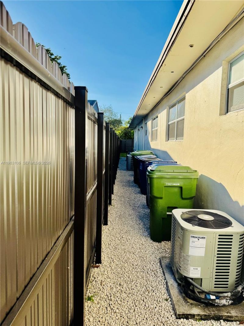 609 NW 2nd Ave , Unit 1, Hallandale Beach, FL 33009 Photo