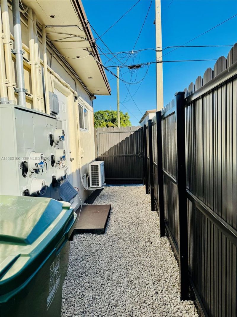 609 NW 2nd Ave , Unit 1, Hallandale Beach, FL 33009 Photo