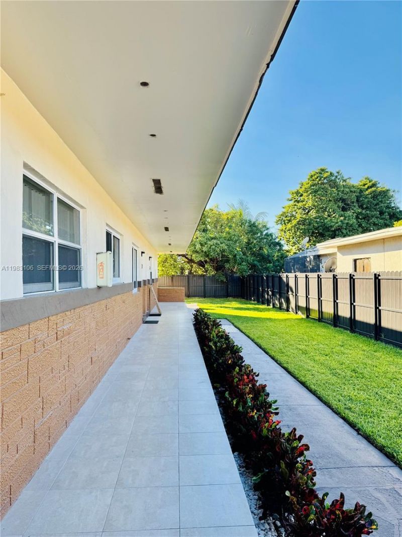 609 NW 2nd Ave , Unit 1, Hallandale Beach, FL 33009 Photo