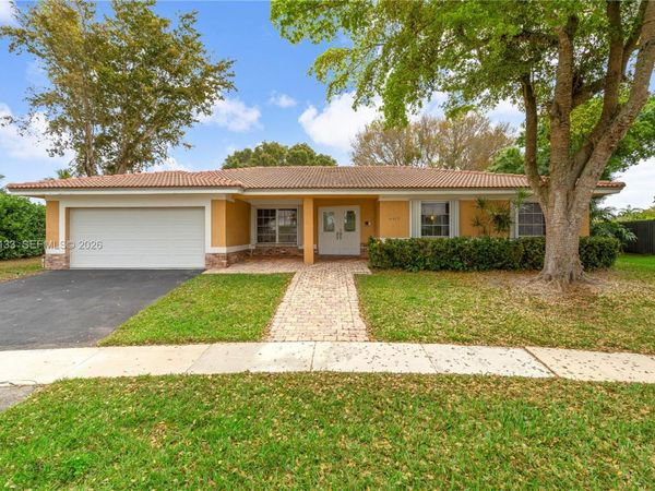 16623 Waters Edge Dr, Weston, FL 33326