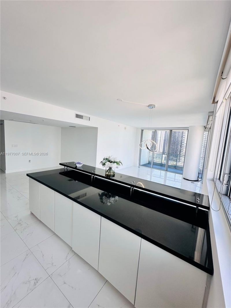 92 SW 3rd St, Unit 3105, Miami, FL 33130 Photo