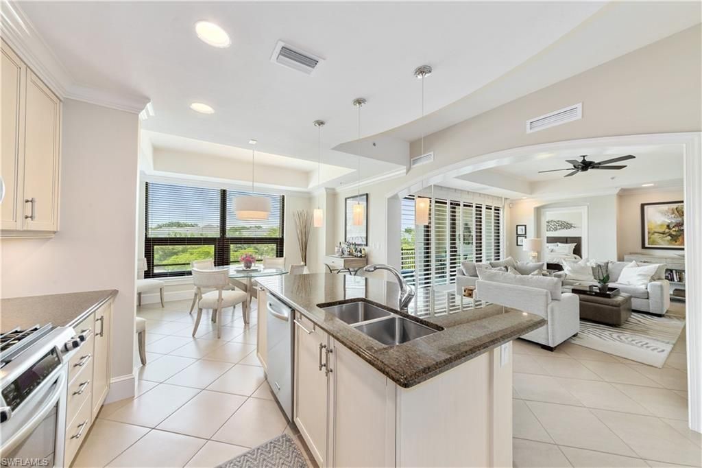 9123 Strada Pl, Unit 7207, Naples, FL 34108 Photo