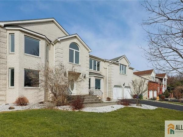 4 Maureen Court, Edison, NJ 08820