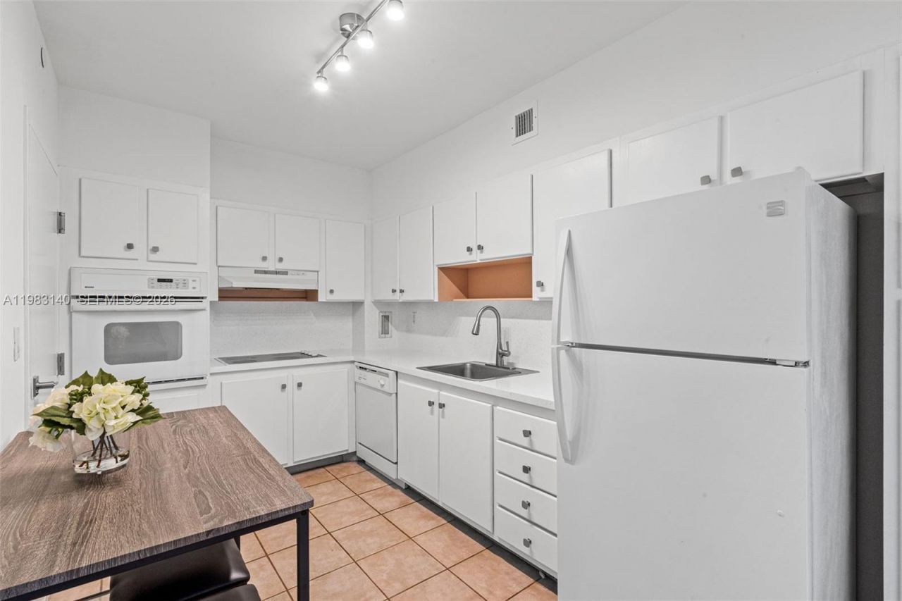 90 Edgewater Dr , Unit 1216, Coral Gables, FL 33133 Photo