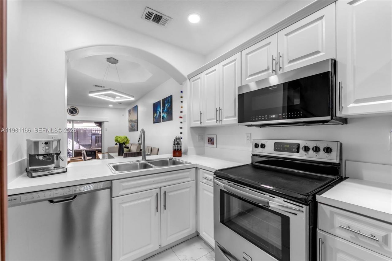 120 SW 109th Ave, Unit 18, Sweetwater, FL 33174 Photo