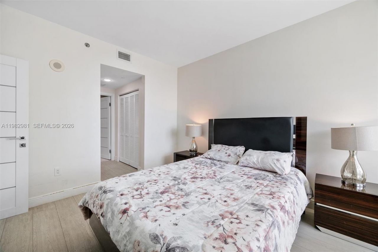 951 Brickell Ave , Unit 1806, Miami, FL 33131 Photo