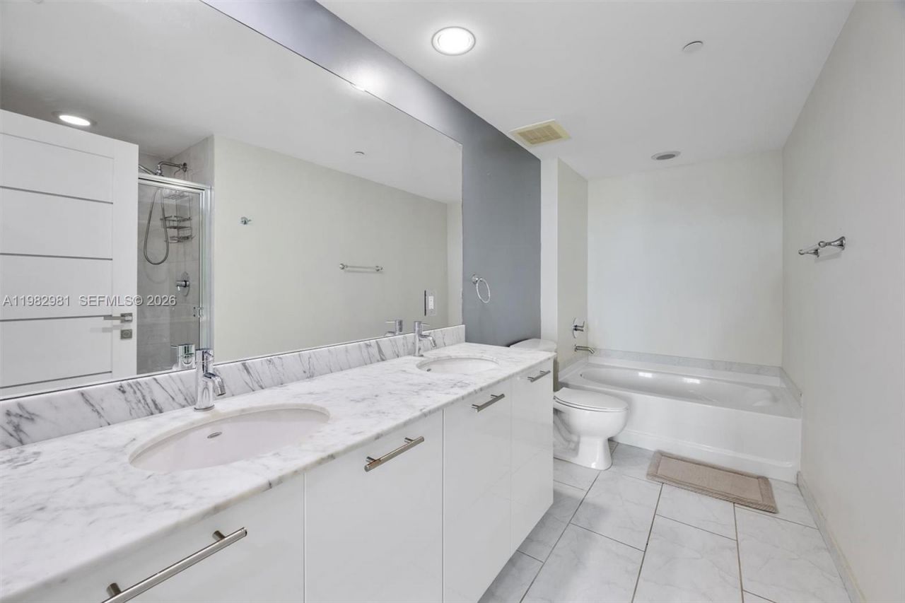 951 Brickell Ave , Unit 1806, Miami, FL 33131 Photo