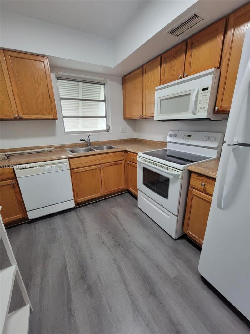 7610 SW 82nd St, Unit J207, Miami, FL 33143 Photo