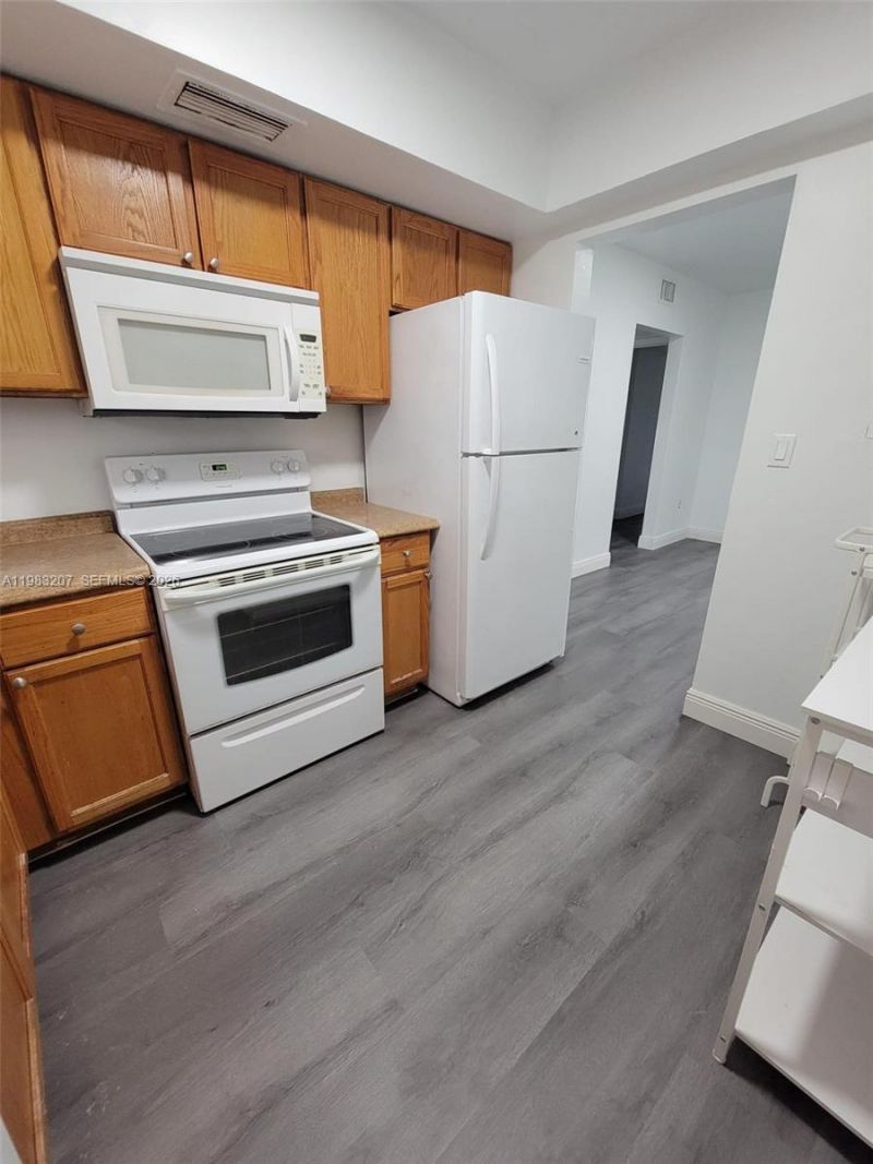 7610 SW 82nd St, Unit J207, Miami, FL 33143 Photo