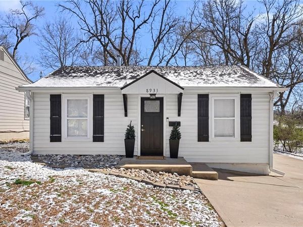 8933 McGee Street, Kansas City, MO 64114