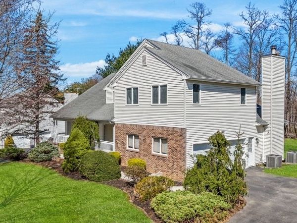 34 Knob Hill Rd, Marlboro, NJ 07751