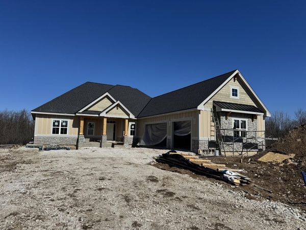 N51W18906 Quietwood Dr, Menomonee Falls, WI 53046