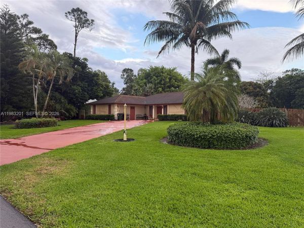 5940 Piney Ct, Green Acres, FL 33463