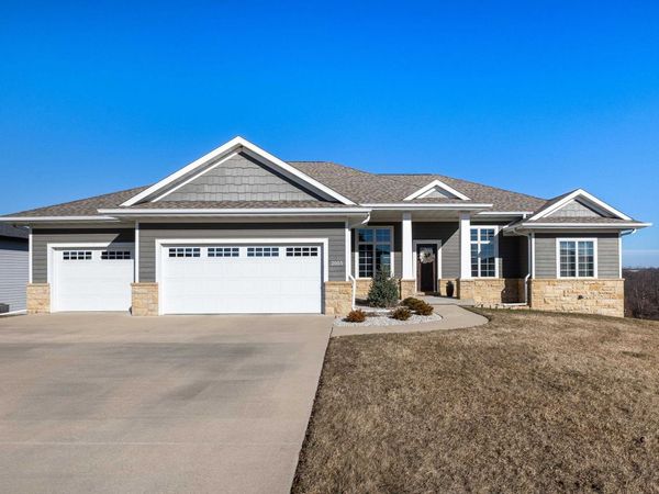 2055 Creek Wood Drive, Dubuque, IA 52003