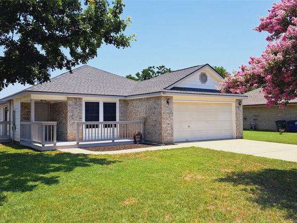 804 Moon Glow DR, Leander, TX 78641