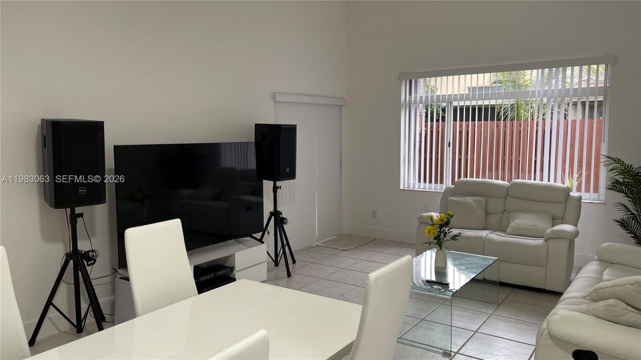 11581 SW 10th Ct, Pembroke Pines, FL 33025 Photo