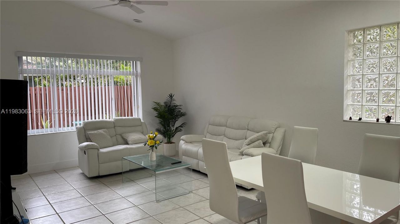 11581 SW 10th Ct, Pembroke Pines, FL 33025 Photo