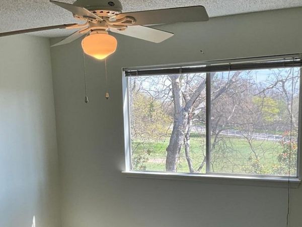 129 Splitrock Ln, Universal City, TX 78148