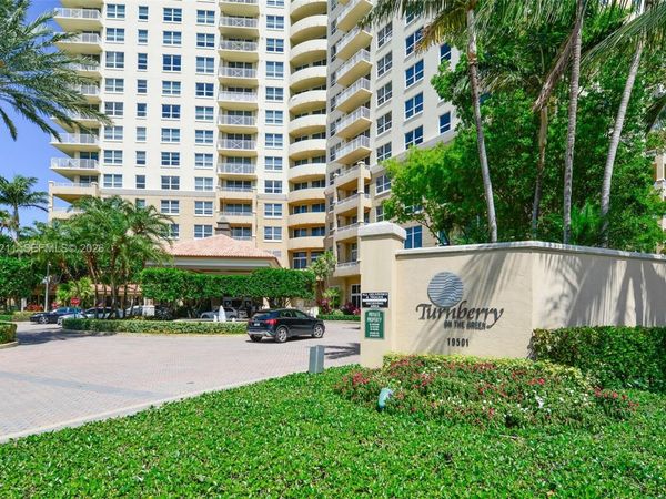 19501 W Country Club Dr, Unit 211, Aventura, FL 33180