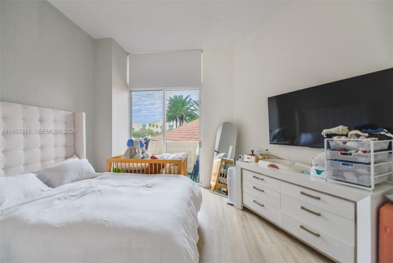 19501 W Country Club Dr, Unit 211, Aventura, FL 33180 Photo