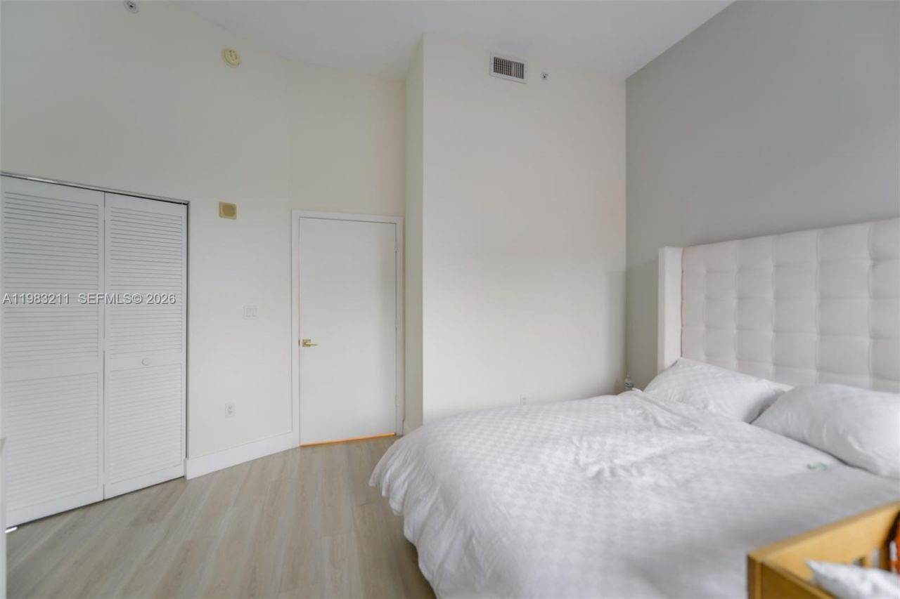 19501 W Country Club Dr, Unit 211, Aventura, FL 33180 Photo