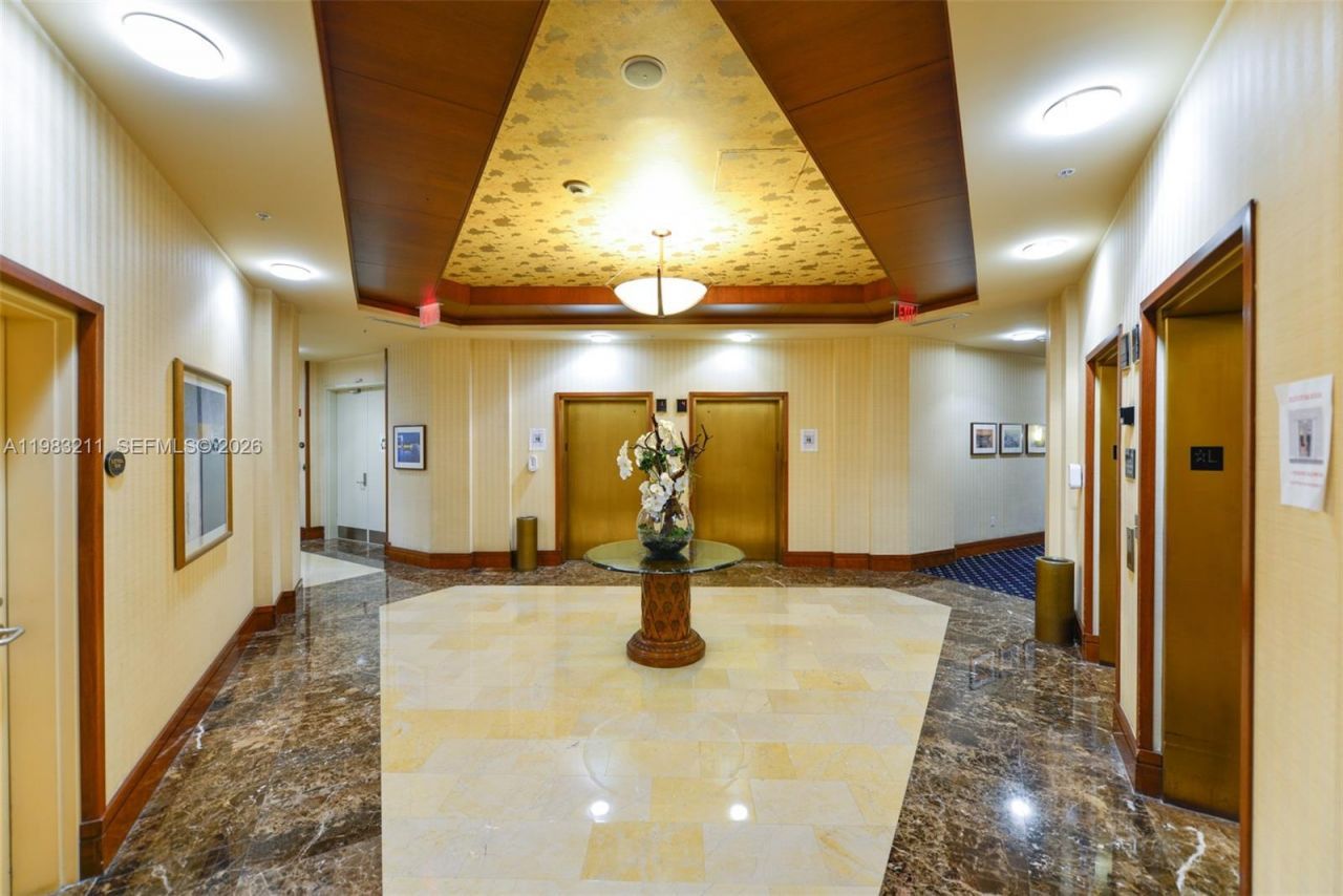 19501 W Country Club Dr, Unit 211, Aventura, FL 33180 Photo