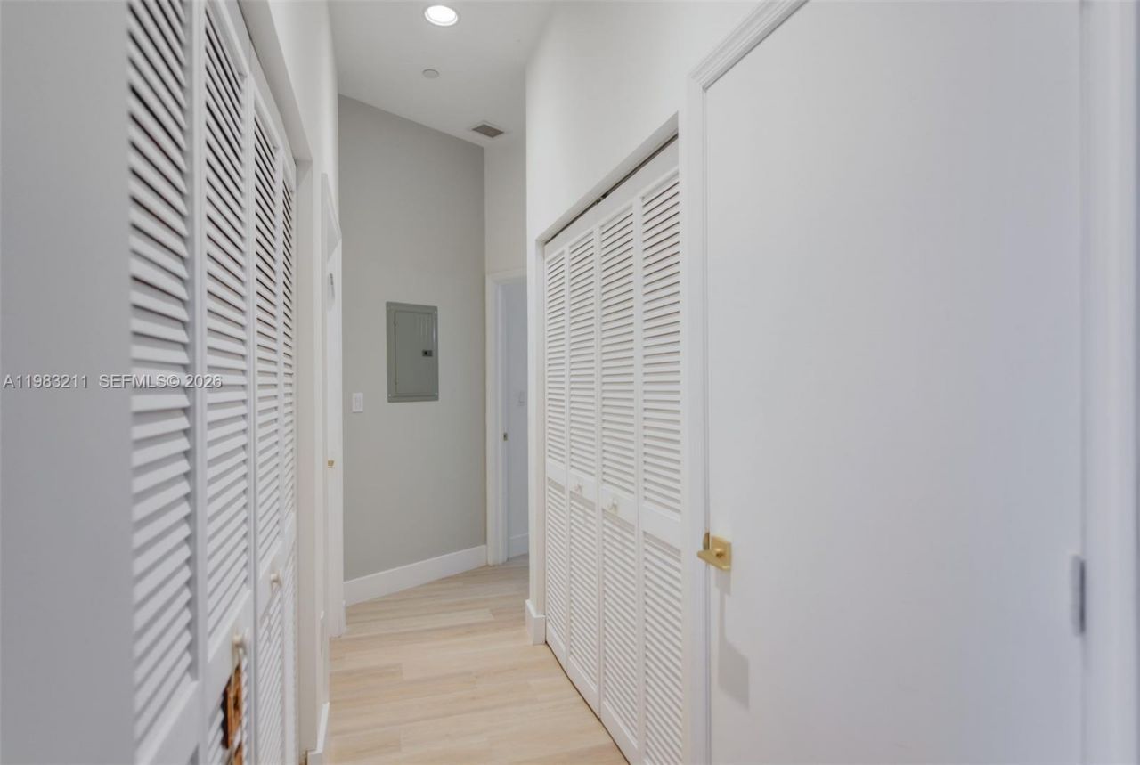 19501 W Country Club Dr, Unit 211, Aventura, FL 33180 Photo