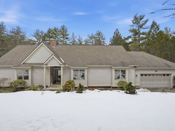 16 N Valley Rd, Pelham, MA 01002
