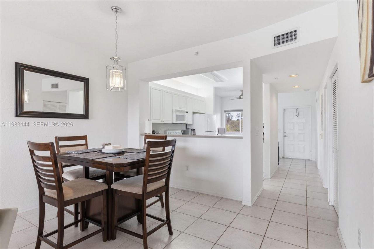 7765 Yardley Dr, Unit 313, Tamarac, FL 33321 Photo