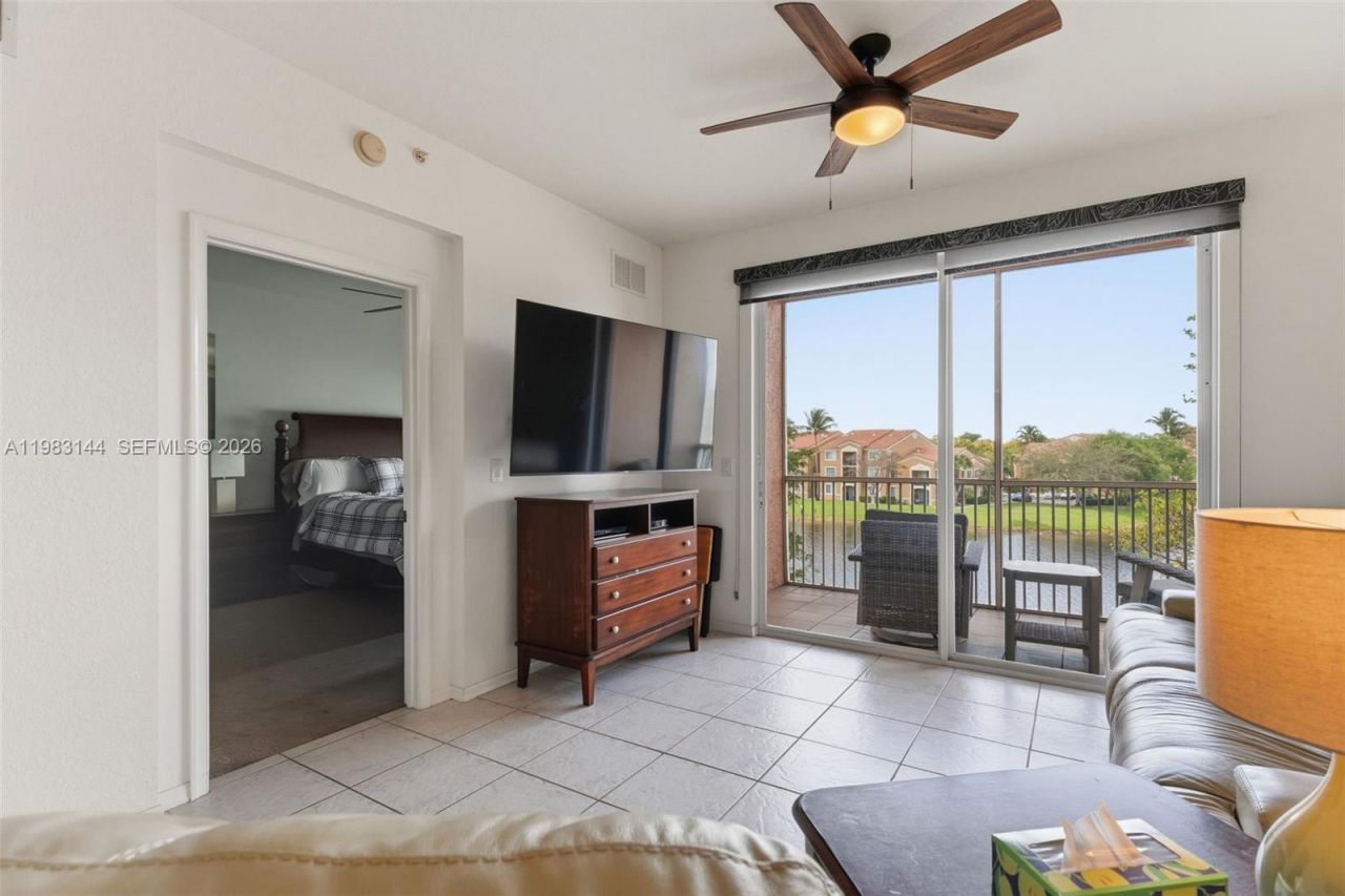 7765 Yardley Dr, Unit 313, Tamarac, FL 33321 Photo