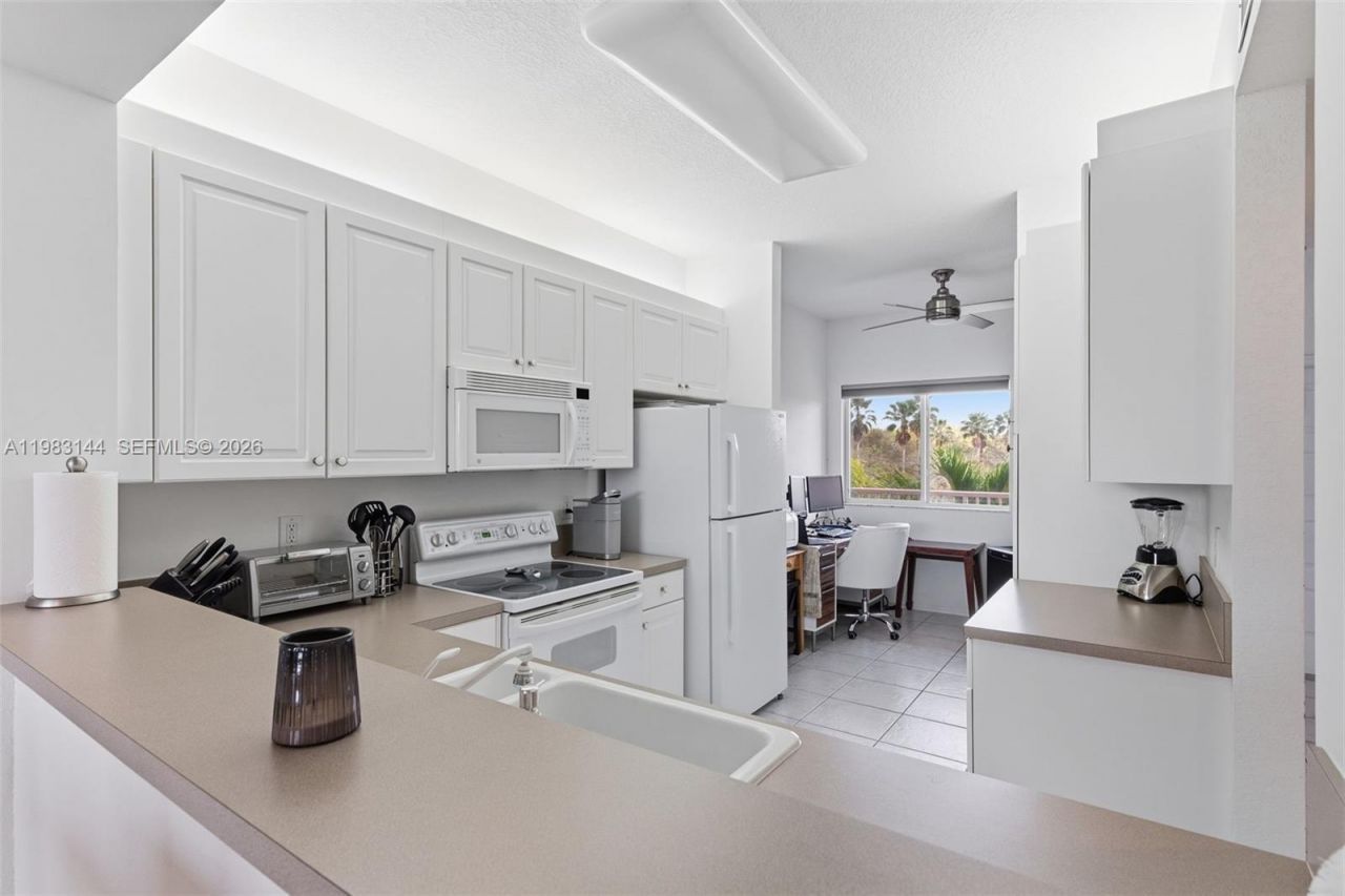 7765 Yardley Dr, Unit 313, Tamarac, FL 33321 Photo