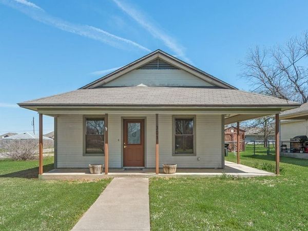 301 Lipscomb Street, Cleburne, TX 76031