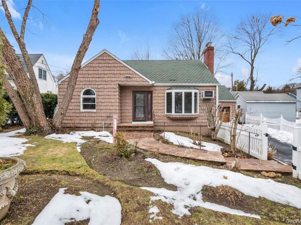 29 Glen Cove Drive, Glen Head, NY 11545