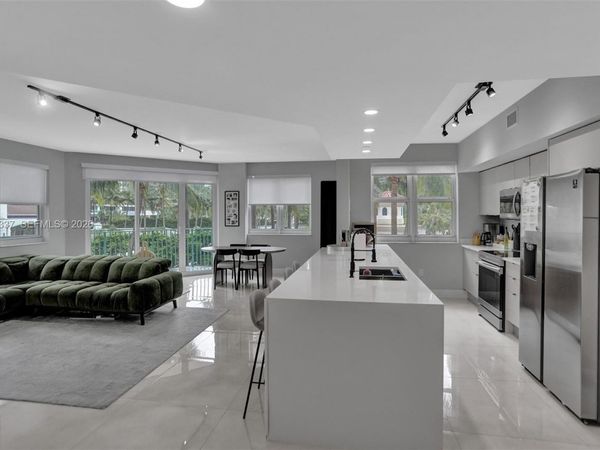 20000 E Country Club Dr , Unit 211, Aventura, FL 33180