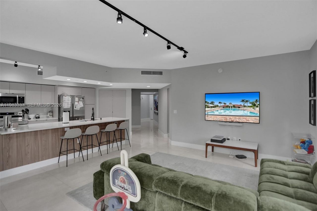 20000 E Country Club Dr, Unit 211, Aventura, FL 33180 Photo