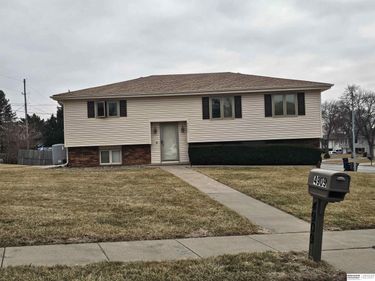 4909 Giles Road, Omaha, NE 68157