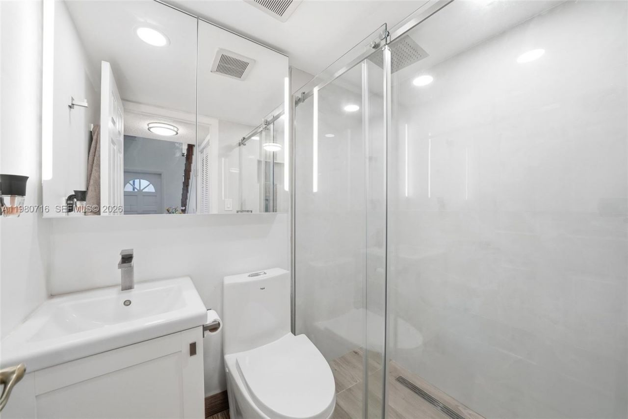 567 Racquet Club Rd , Unit 18, Weston, FL 33326 Photo