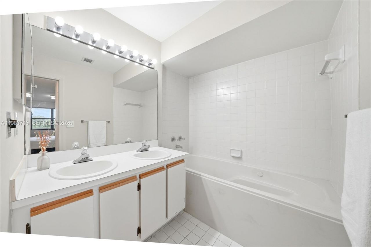 567 Racquet Club Rd , Unit 18, Weston, FL 33326 Photo