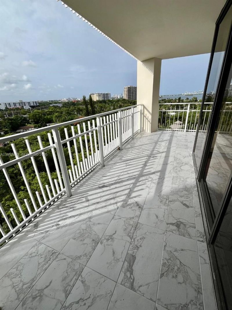 1000 Quayside Ter , Unit 1009, Miami, FL 33138 Photo