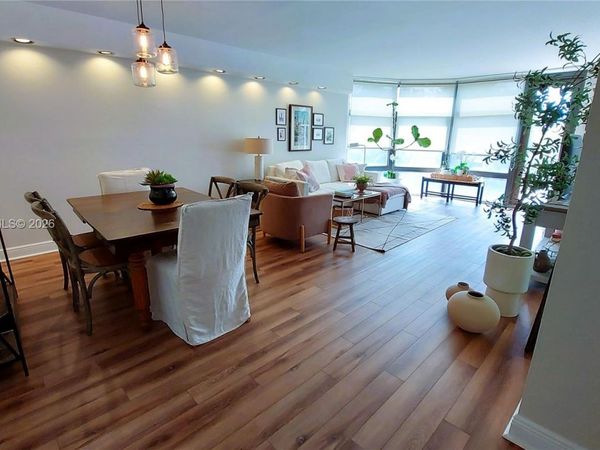 3375 N Country Club Dr , Unit 207, Aventura, FL 33180