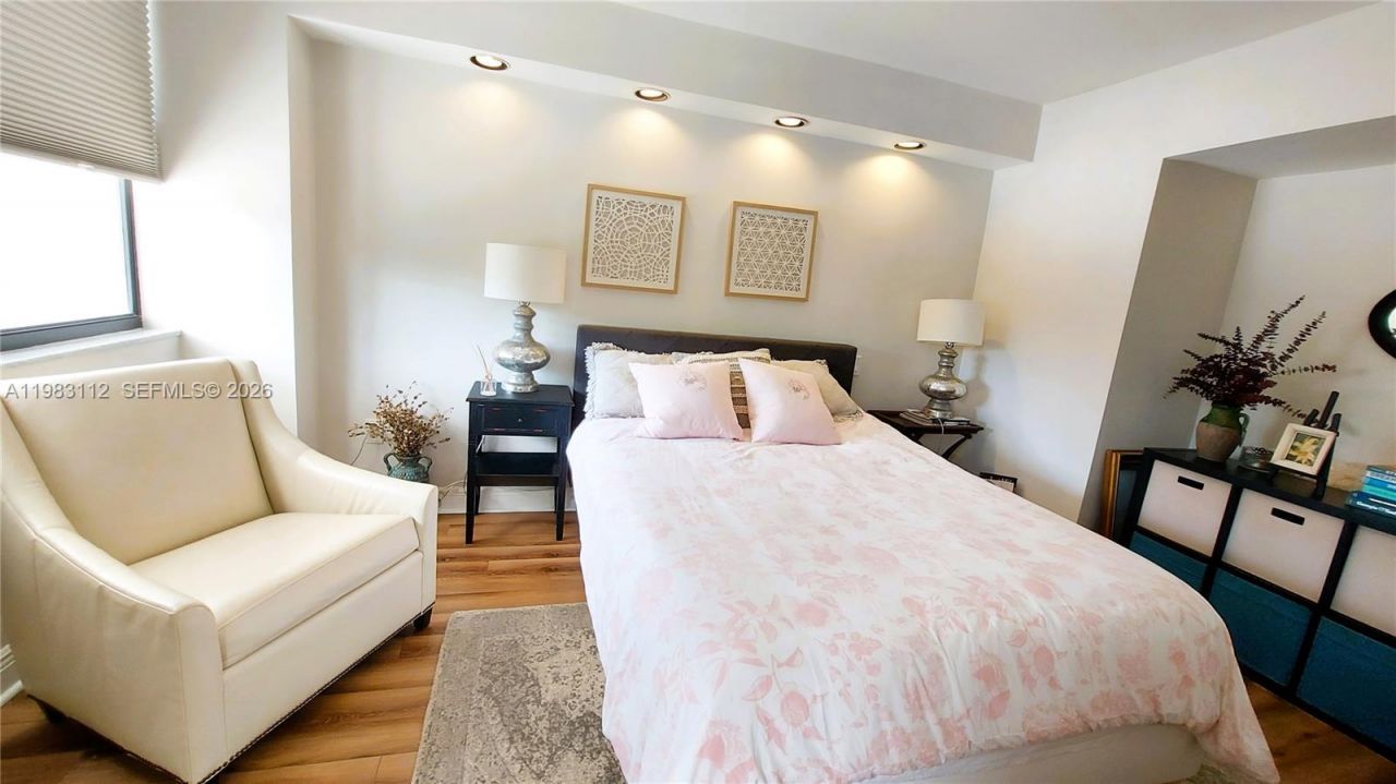 3375 N Country Club Dr , Unit 207, Aventura, FL 33180 Photo