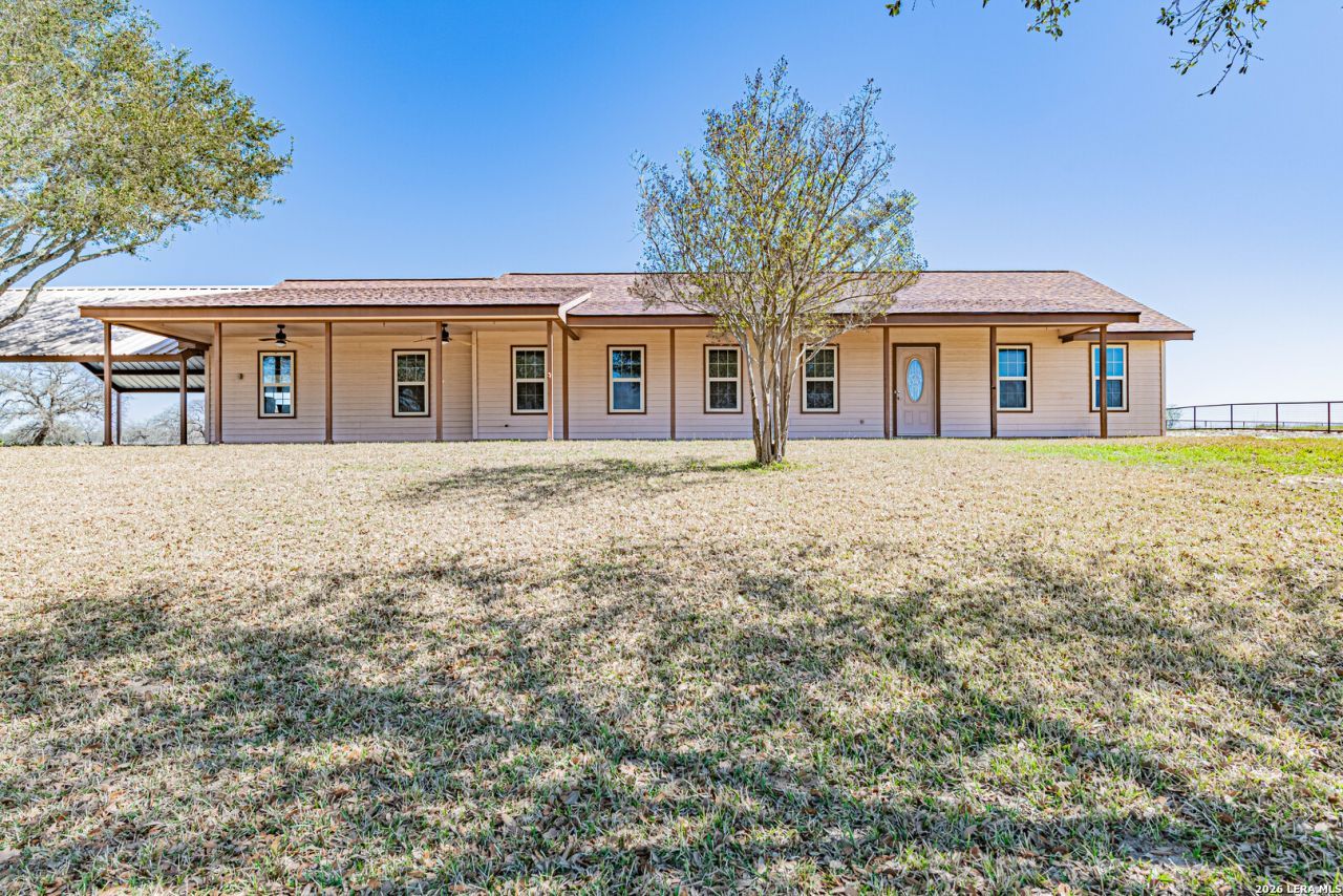 914 Ridge Ln, La Vernia, TX 78121 Main Photo