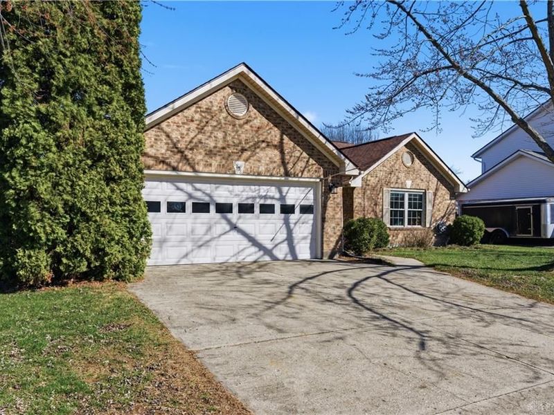 8858 Deer Hollow Drive, Huber Heights, OH 45424 Photo 3