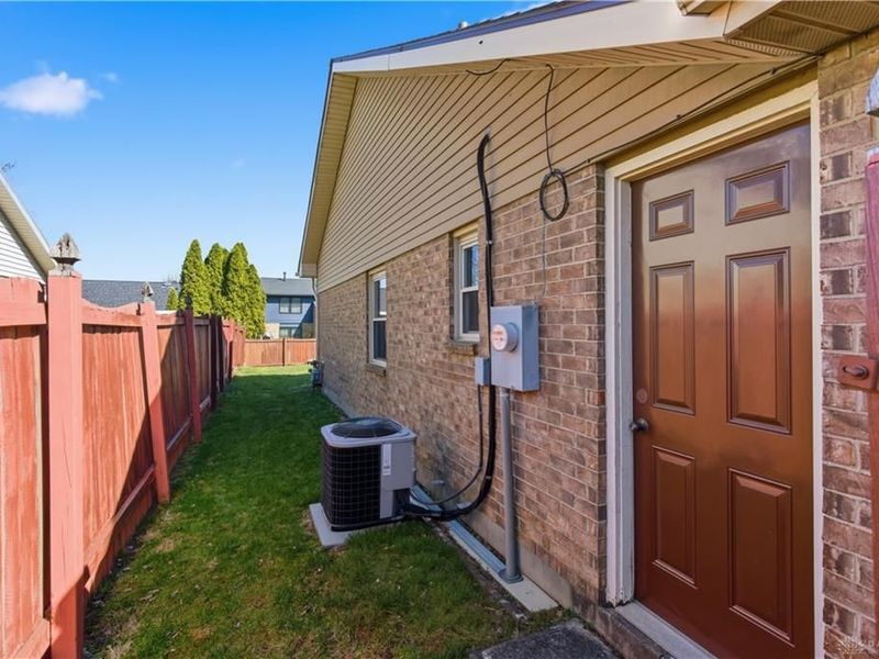 8858 Deer Hollow Drive, Huber Heights, OH 45424 Photo 4