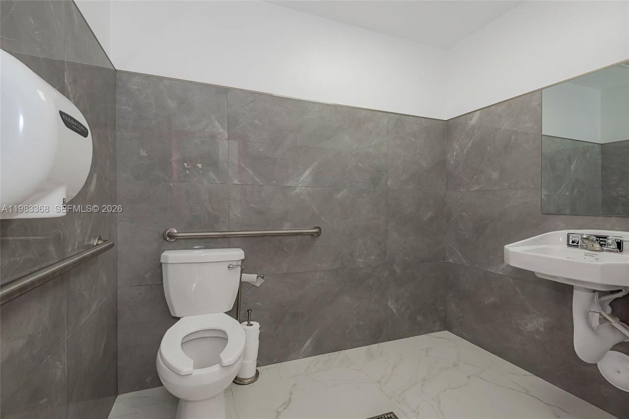 1992 E 4th Ave, Hialeah, FL 33010 Photo