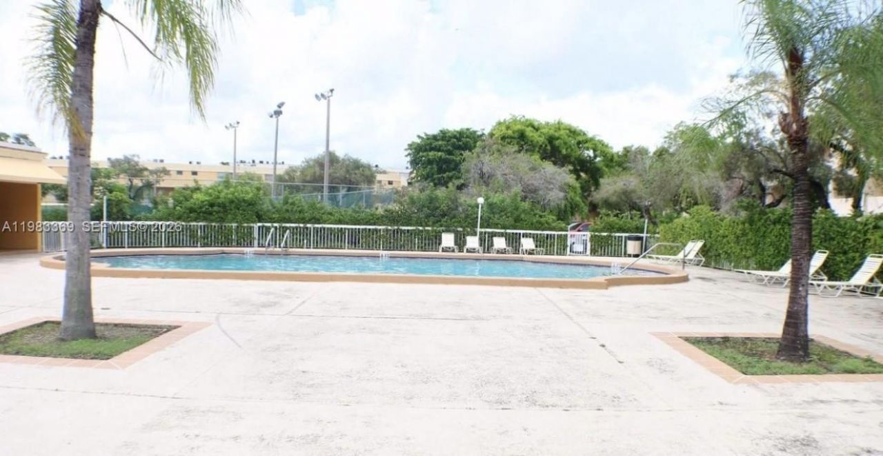 9351 Fontainebleau Blvd , Unit B415, Miami, FL 33172 Photo