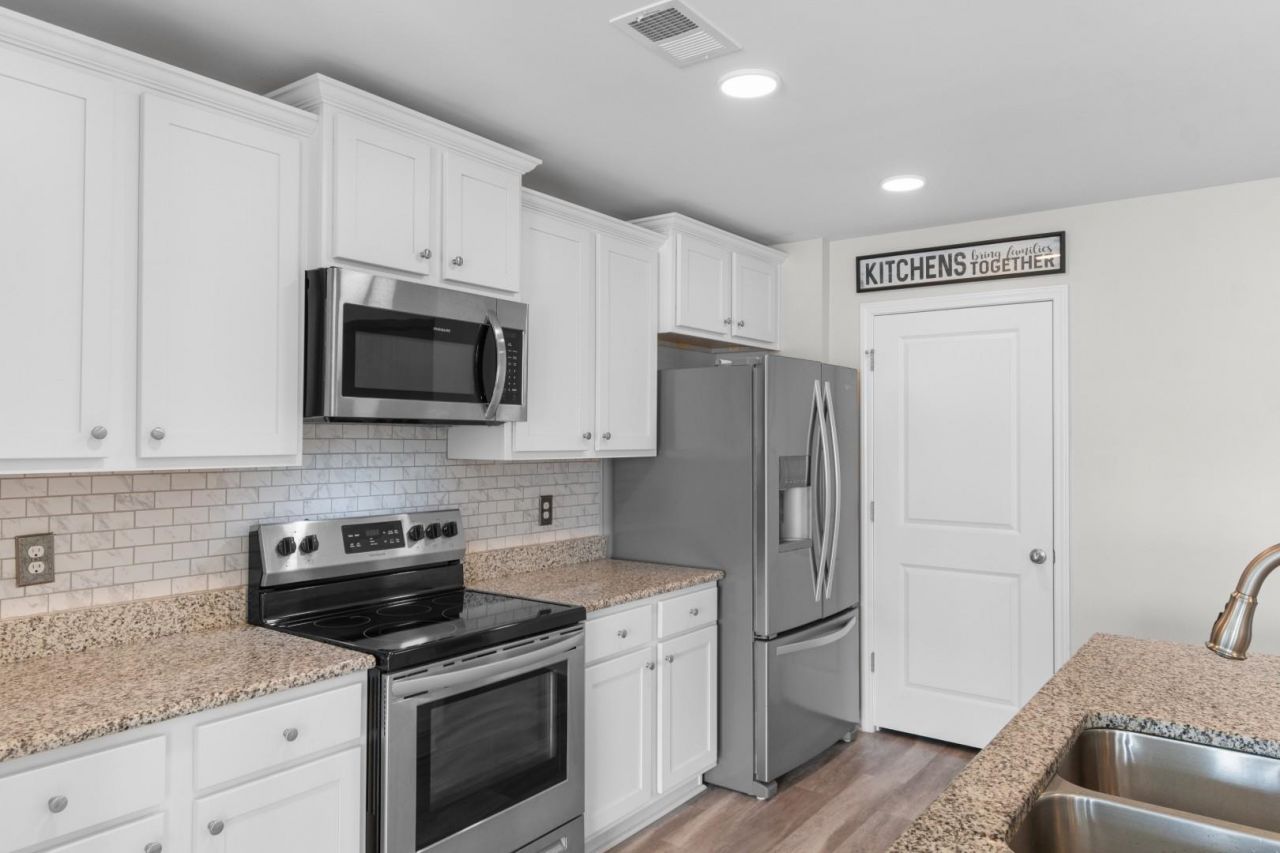 1100 Donald St. Photo 6