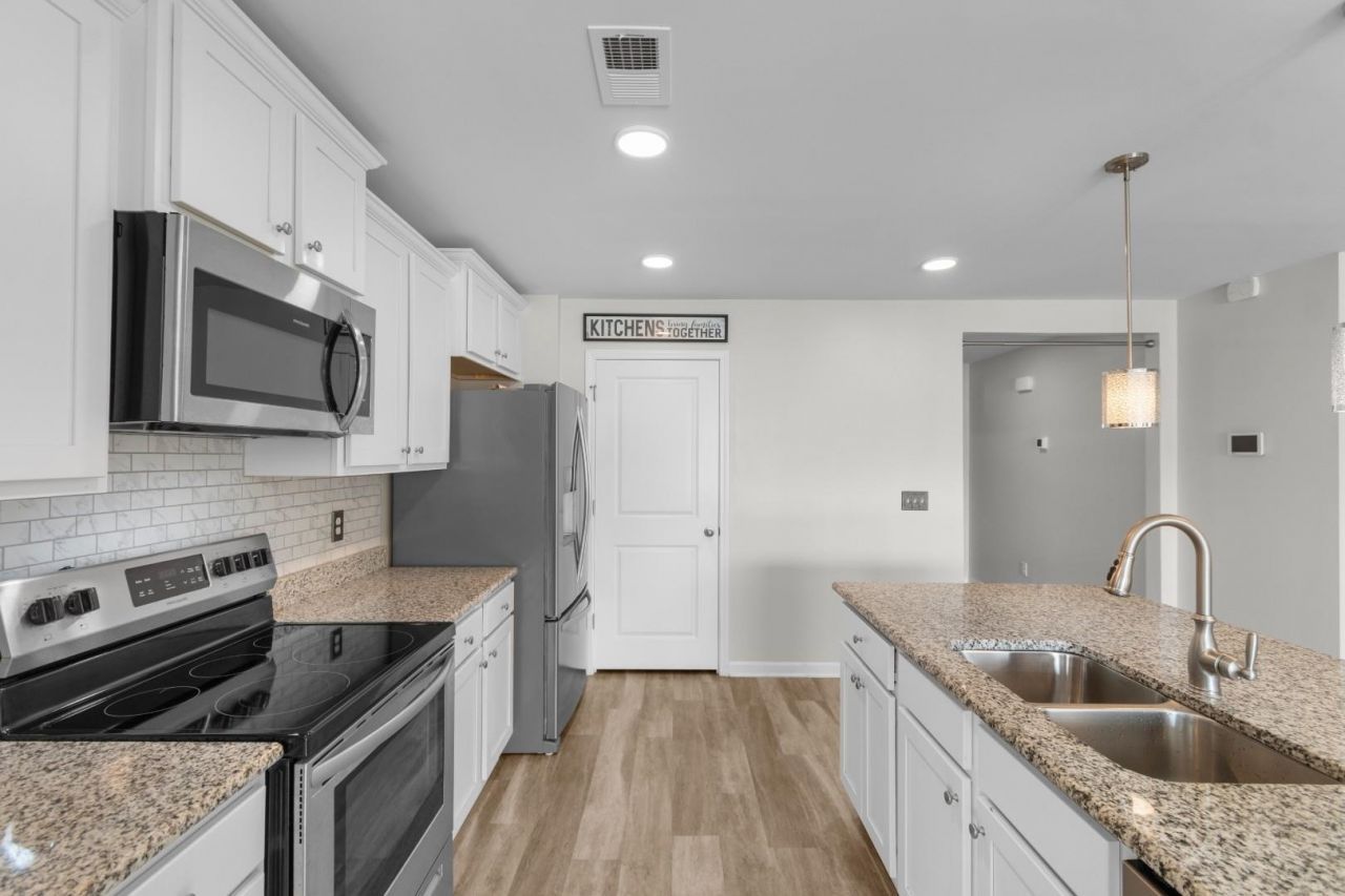 1100 Donald St. Photo 7