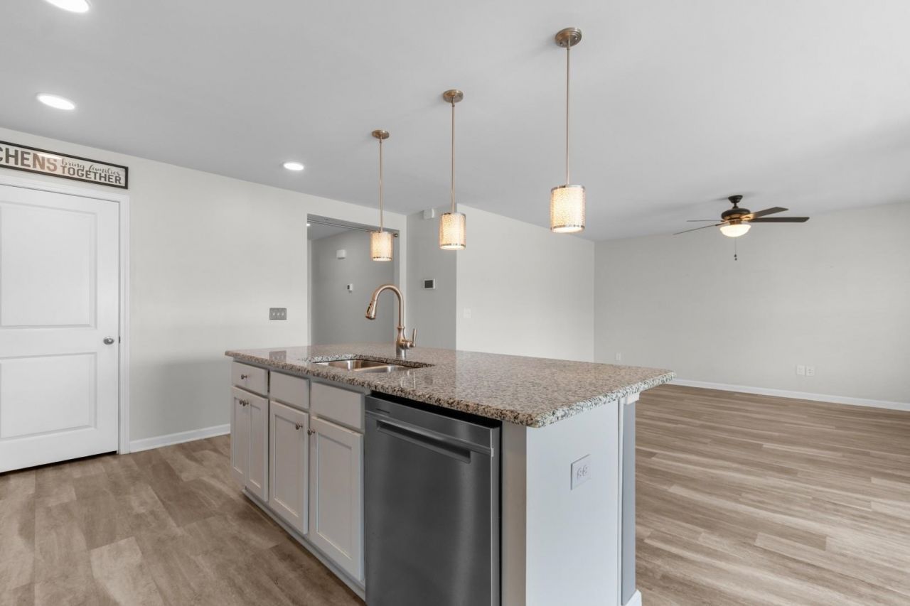 1100 Donald St. Photo 8