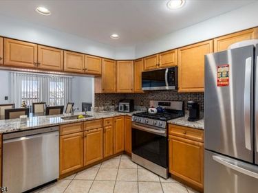 2 Crystal Ln, Paterson, NJ 07501